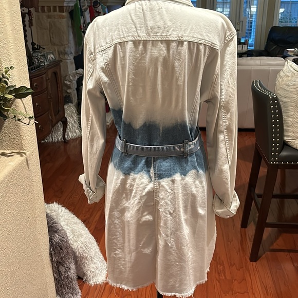 Adorable blue & white Jean Dress. Long sleeves w/4 pockets in front & tie belt. - Picture 3 of 4